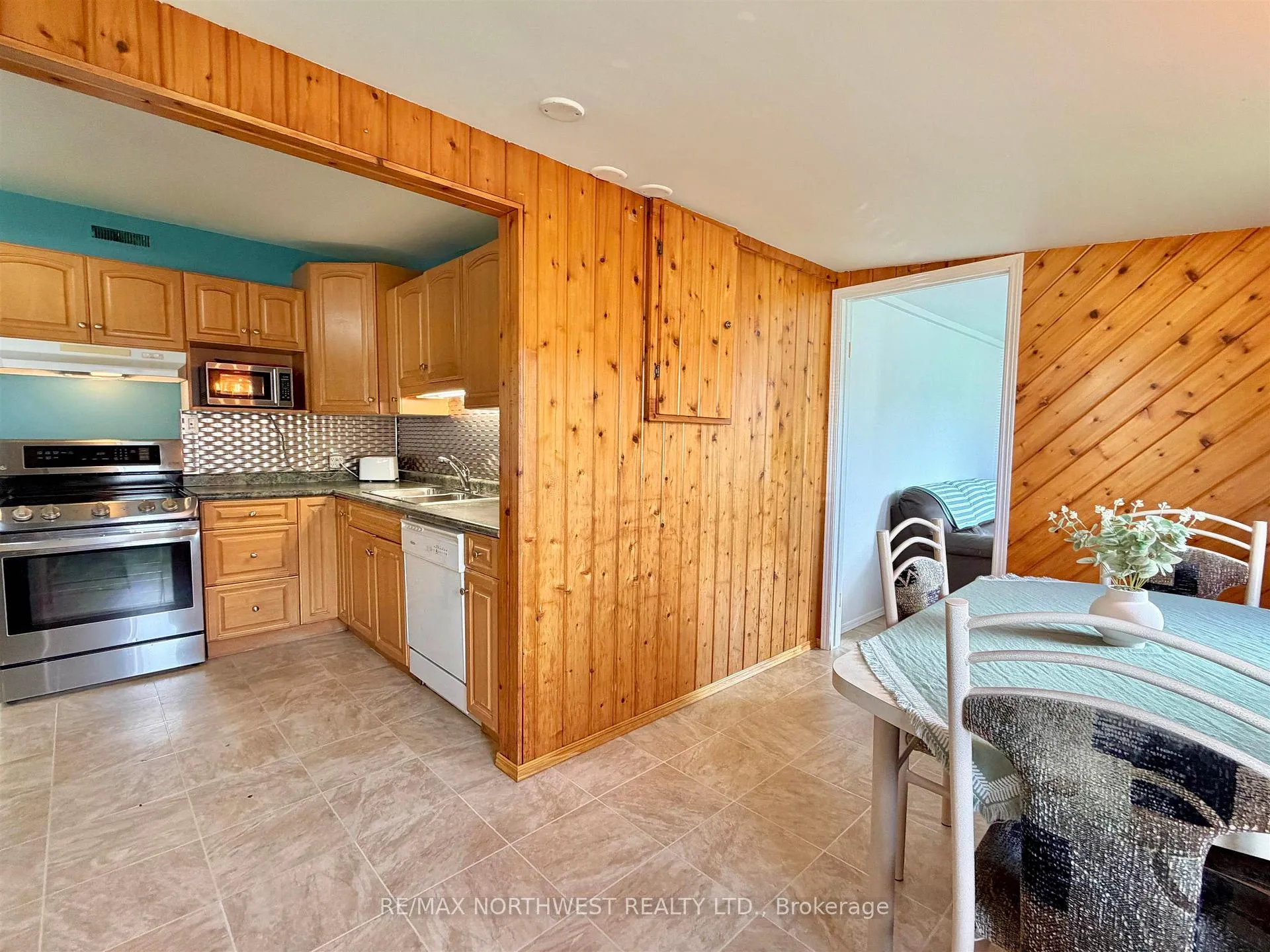 Photo 6 of 817 Second St S, Kenora, Central — HOMEH