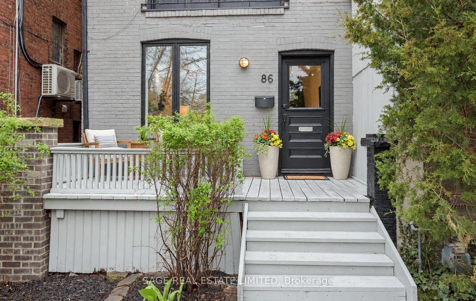 Front of 86 Dupont Street