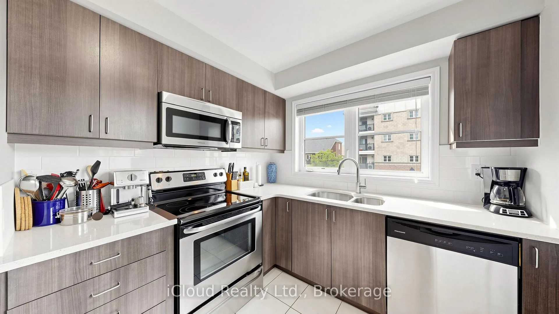 Photo 9 of 118 Baycliffe Crescent, Brampton, Northwest Brampton — HOMEH