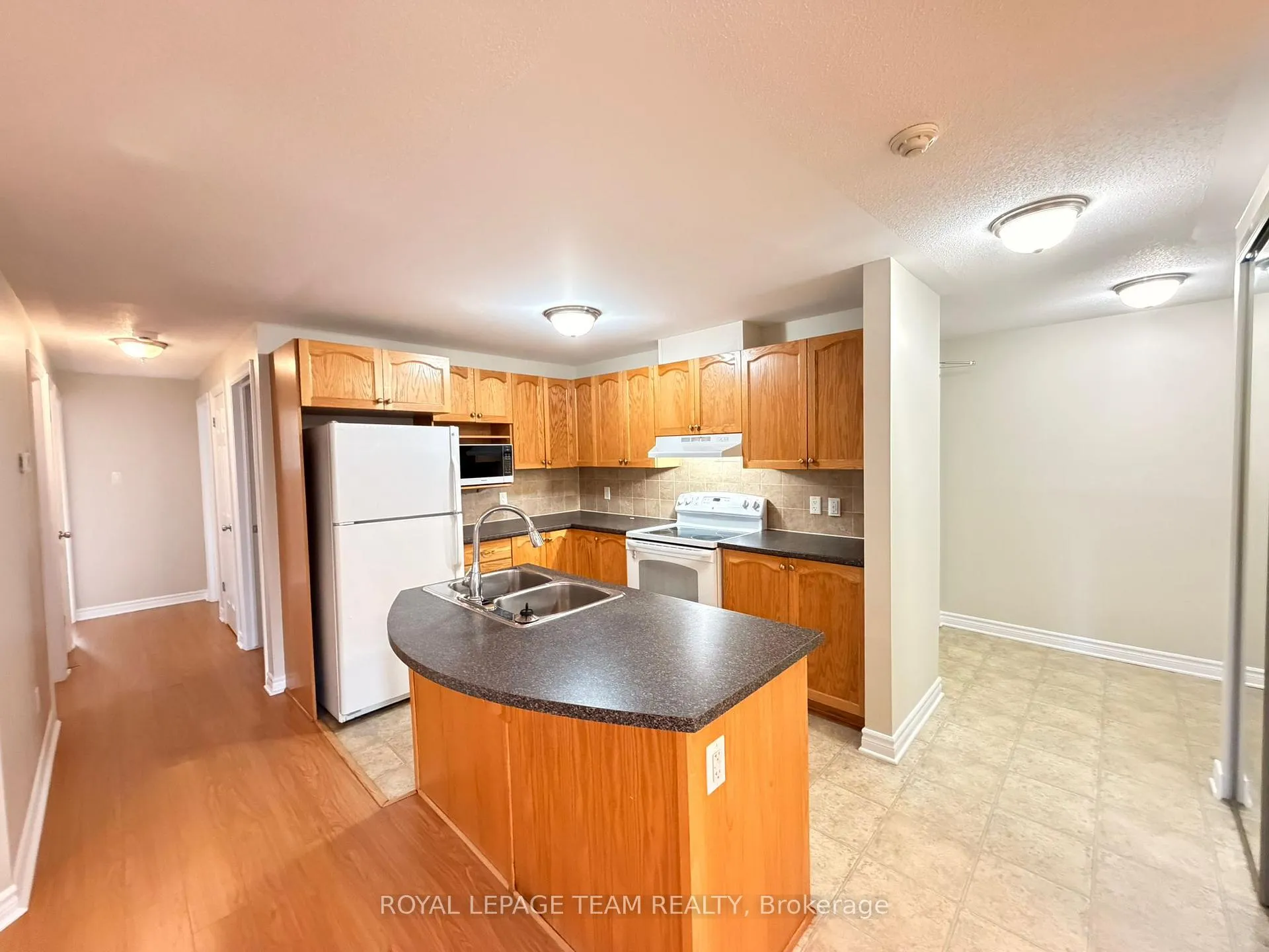 Photo 13 of Unit 2, 236 Paseo Private, Ottawa, Centrepointe — HOMEH