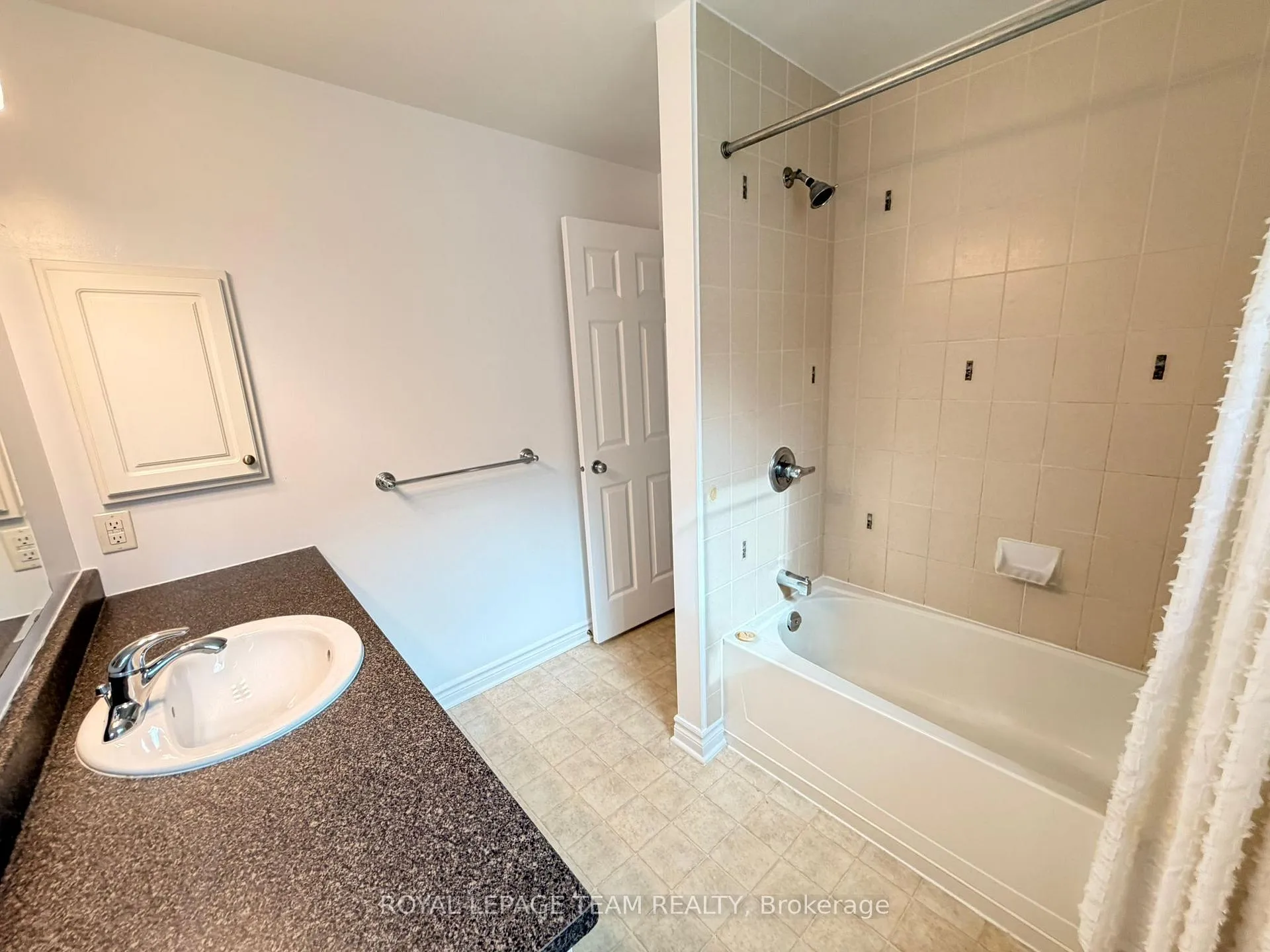 Photo 25 of Unit 2, 236 Paseo Private, Ottawa, Centrepointe — HOMEH
