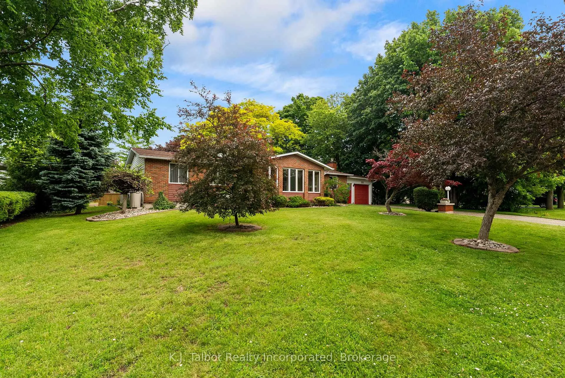 Photo 3 of 232 Picton Street W, Goderich, Goderich (Town) — HOMEH