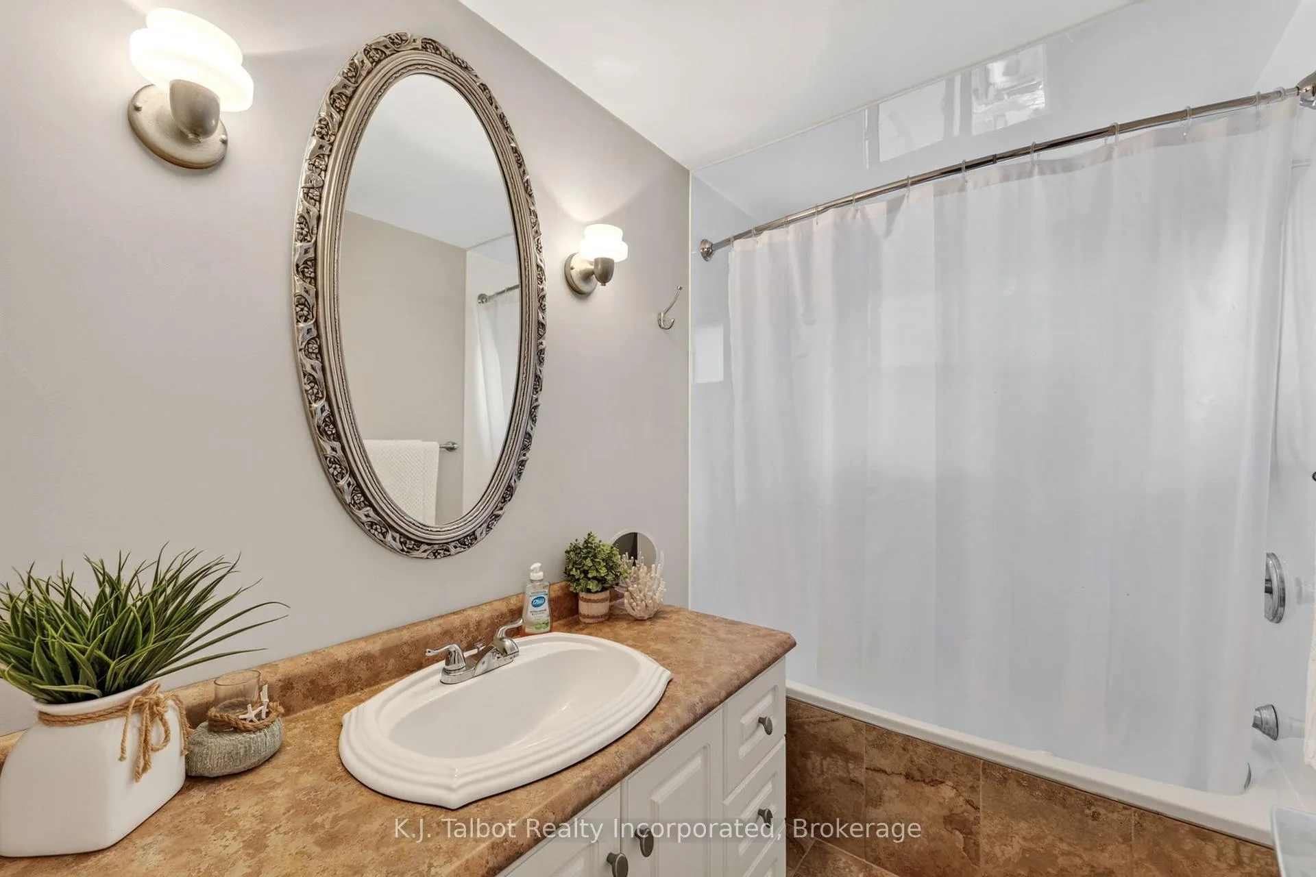 Photo 23 of 232 Picton Street W, Goderich, Goderich (Town) — HOMEH