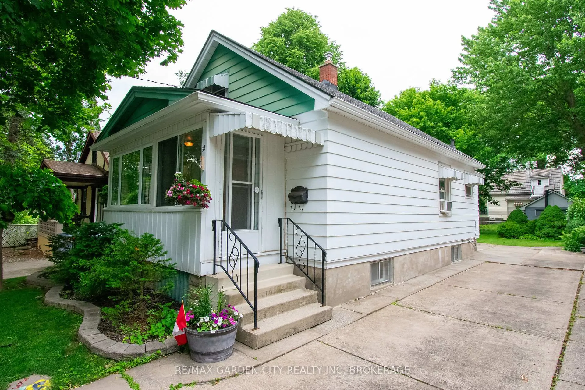 Photo 2 of 38 Mildred Avenue, St. Catharines, Haig — HOMEH