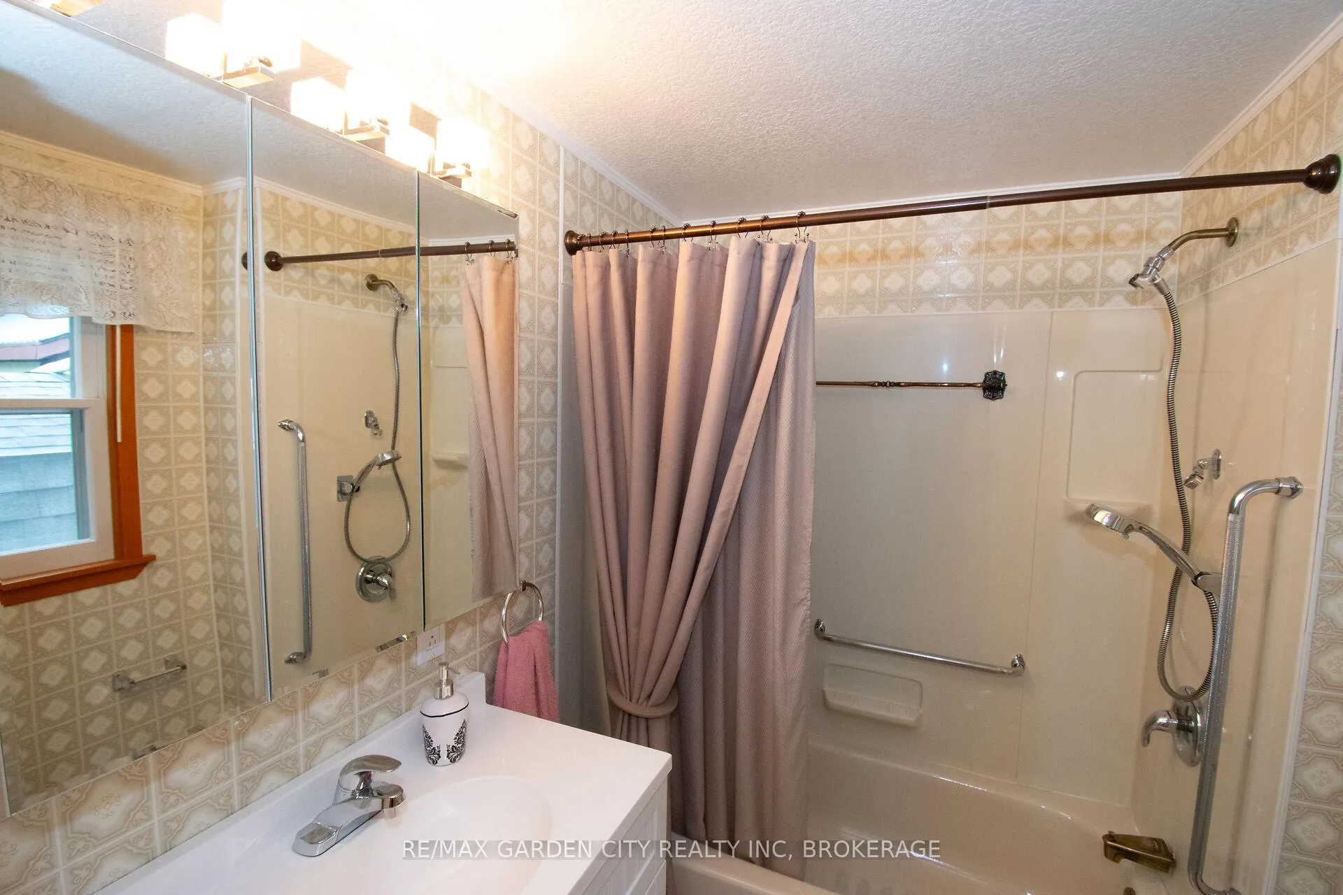 Photo 24 of 38 Mildred Avenue, St. Catharines, Haig — HOMEH