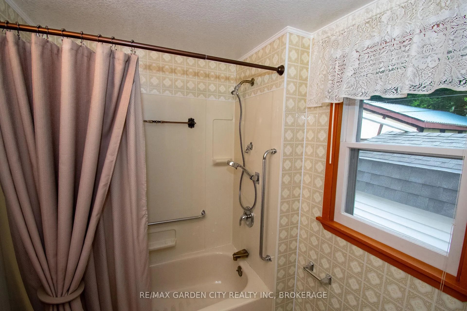 Photo 25 of 38 Mildred Avenue, St. Catharines, Haig — HOMEH