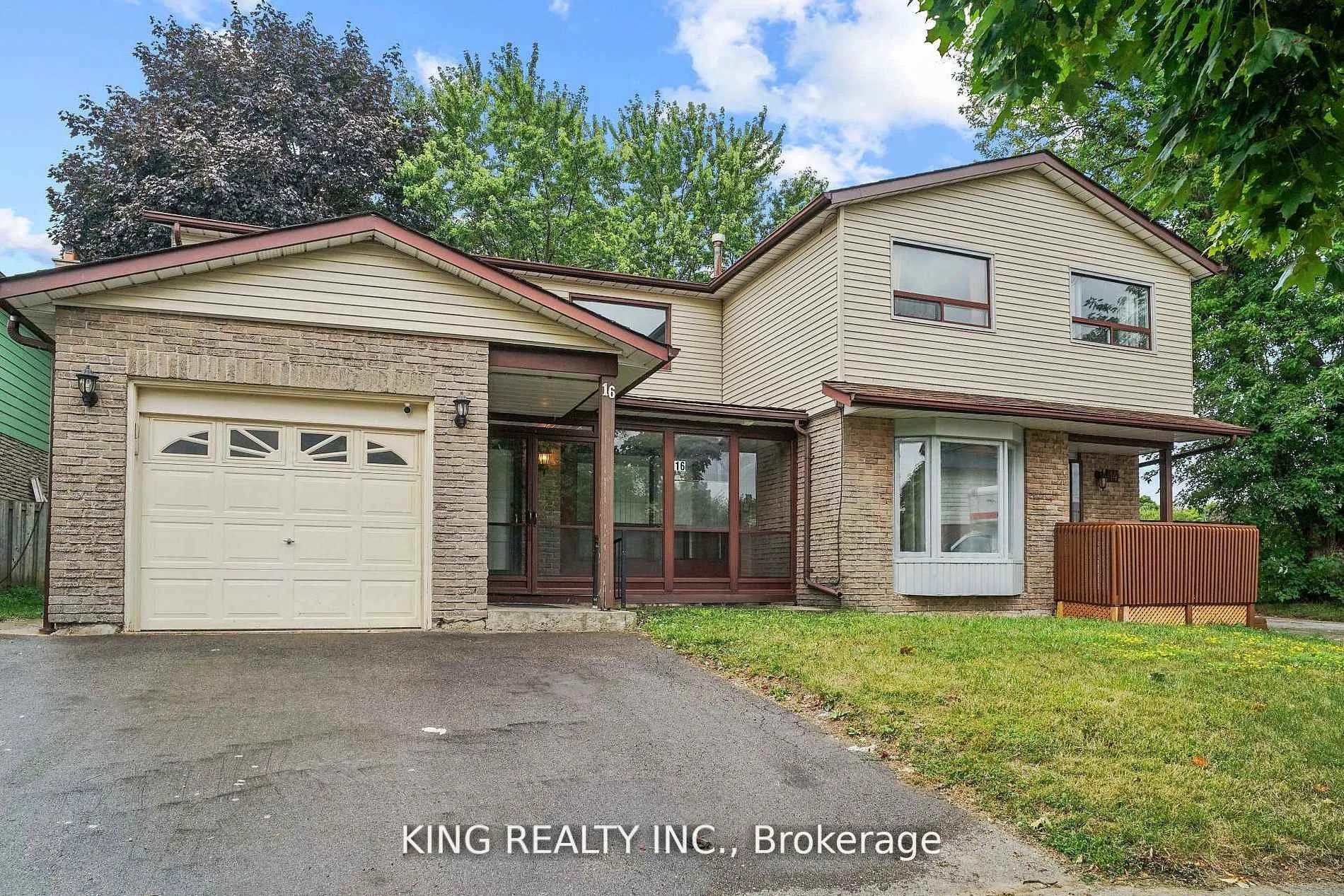 Photo 3 of 16 Wimbledon Court, Brampton, Brampton North — HOMEH