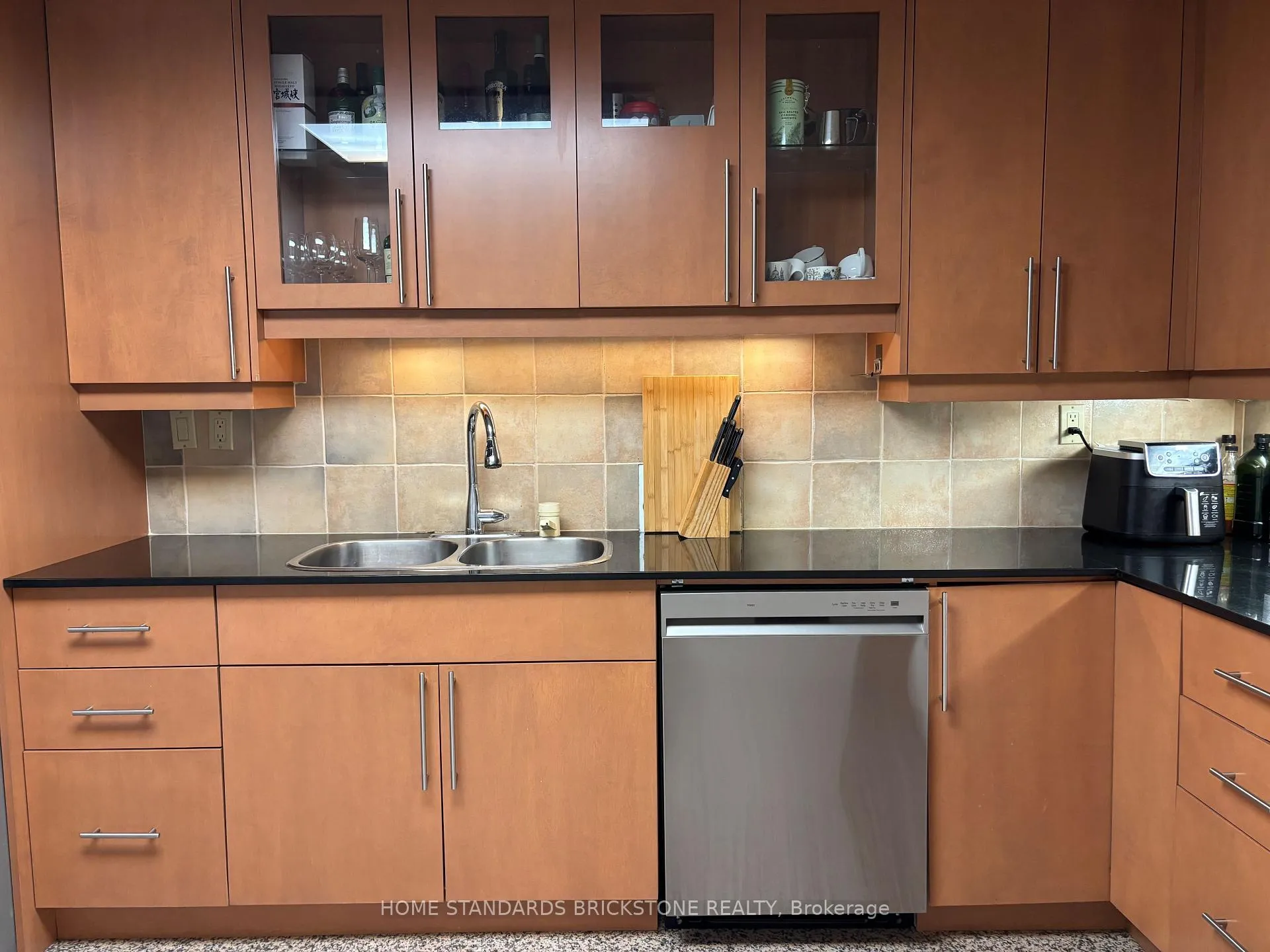 Photo 15 of Unit 202, 9 Greenbriar Road, North York, Bayview Village — HOMEH
