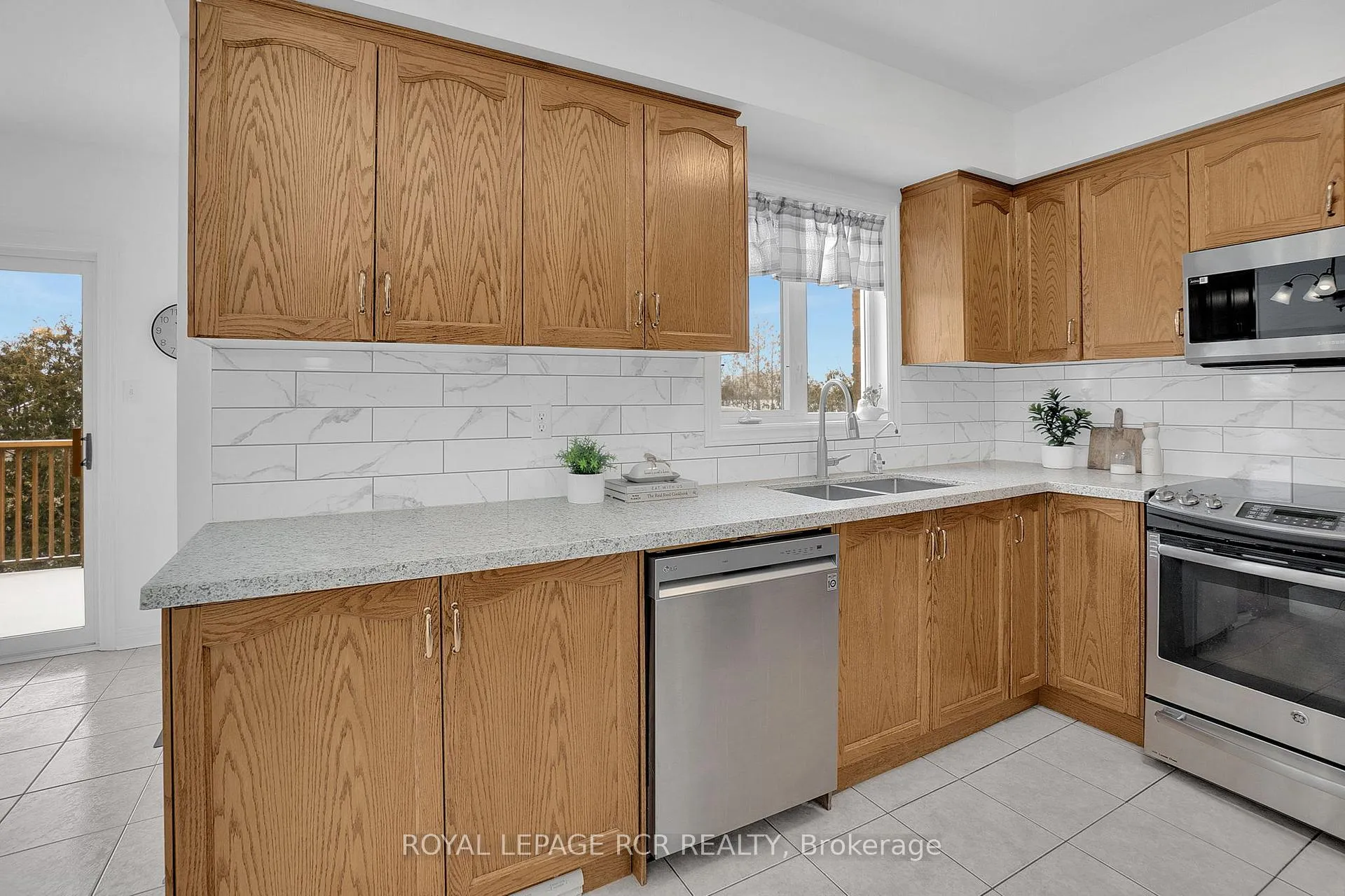 Photo 12 of 82 Coolspring Crescent, Caledon, Bolton East — HOMEH