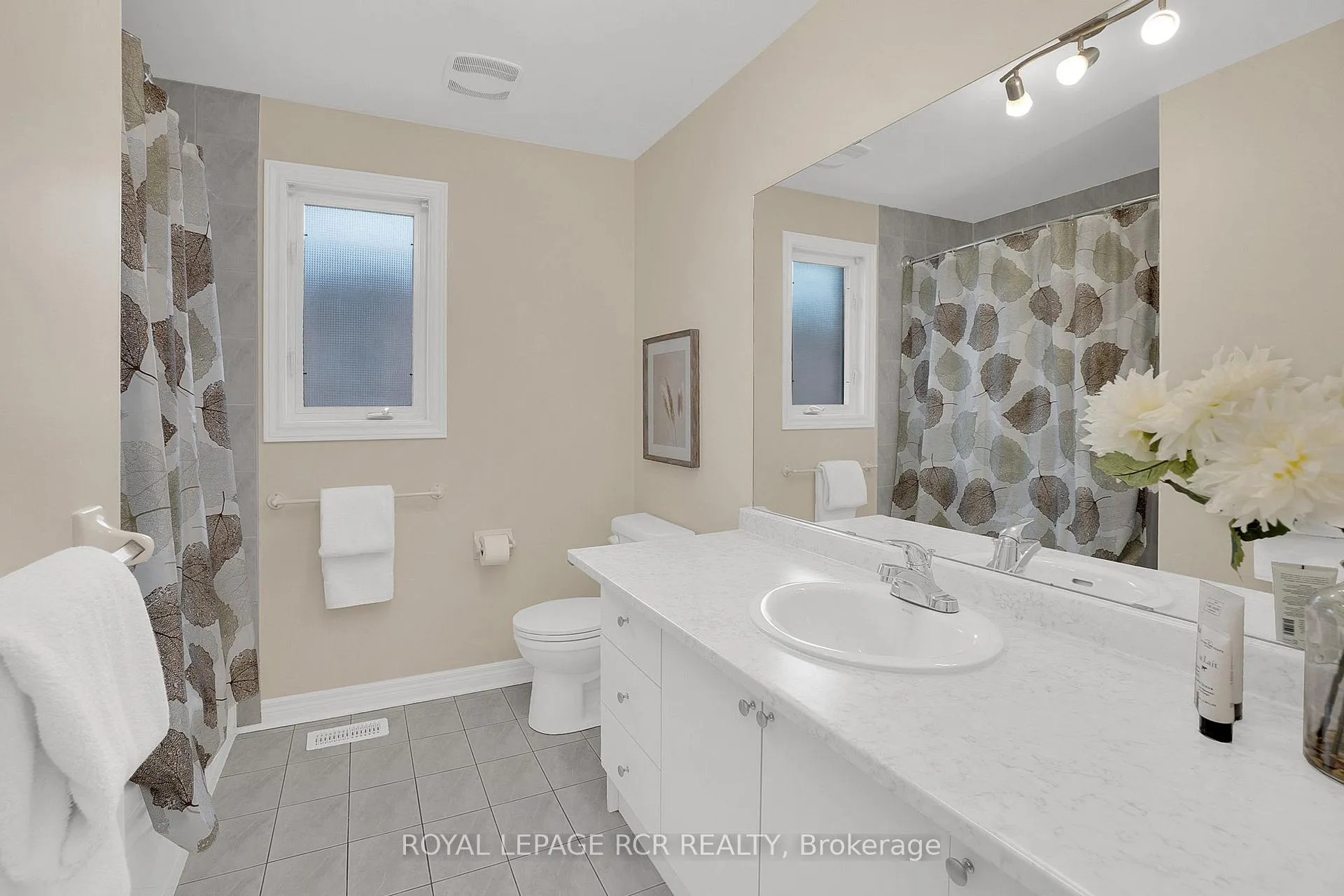 Photo 25 of 82 Coolspring Crescent, Caledon, Bolton East — HOMEH
