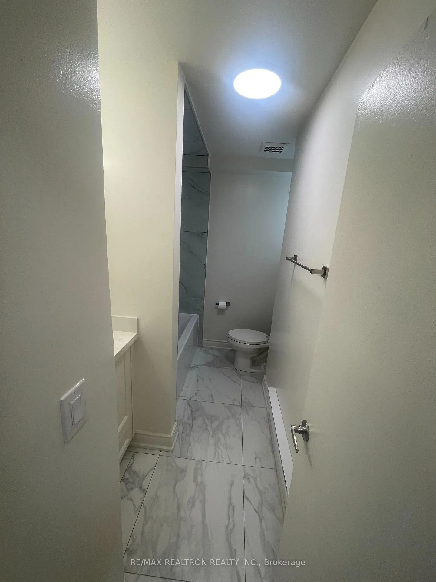 Photo 4 of Unit 2, 1985 Lawrence Avenue E, Scarborough, Wexford-Maryvale — HOMEH