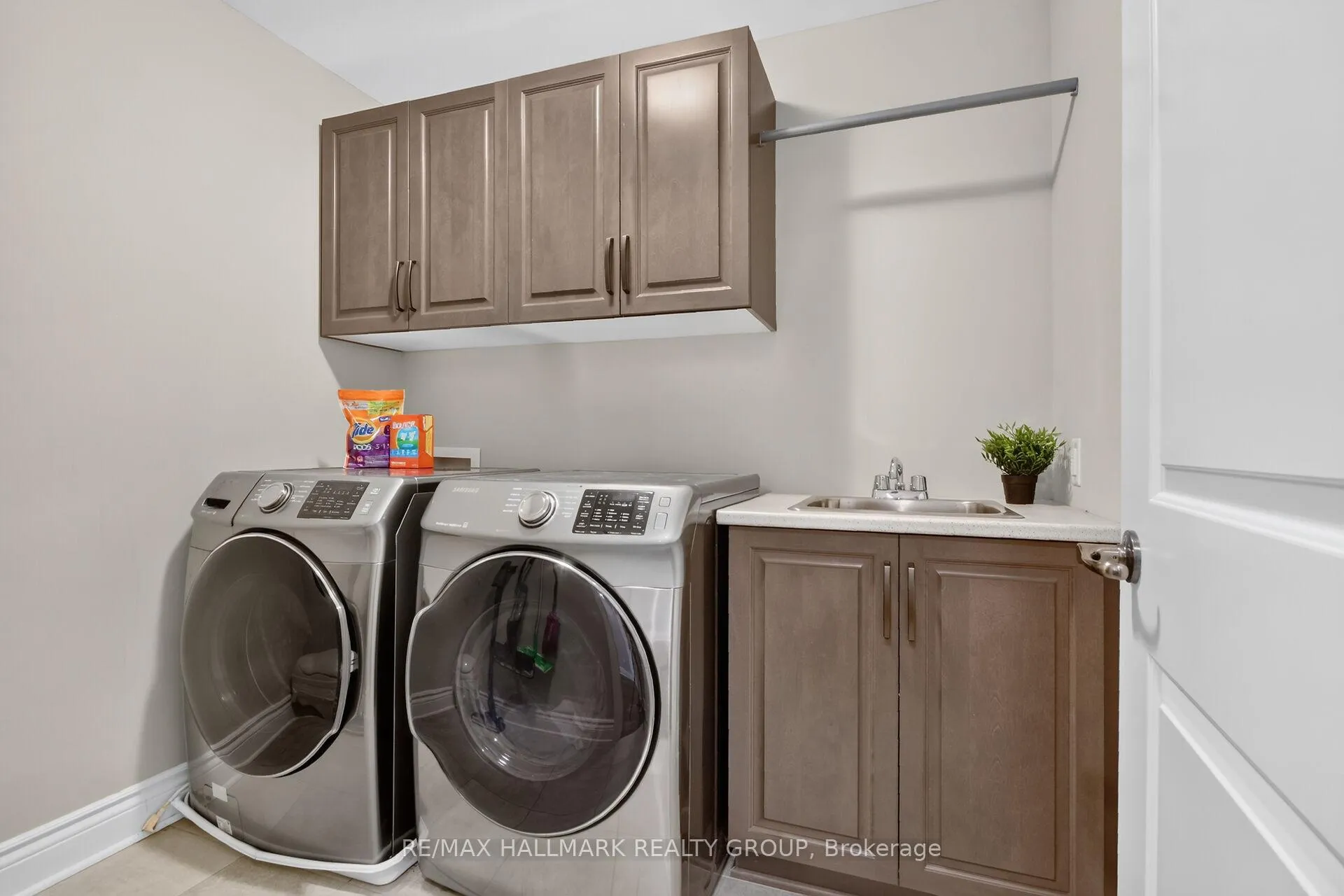 Photo 37 of 569 Chriscraft Way, Ottawa, Mahogany Community — HOMEH
