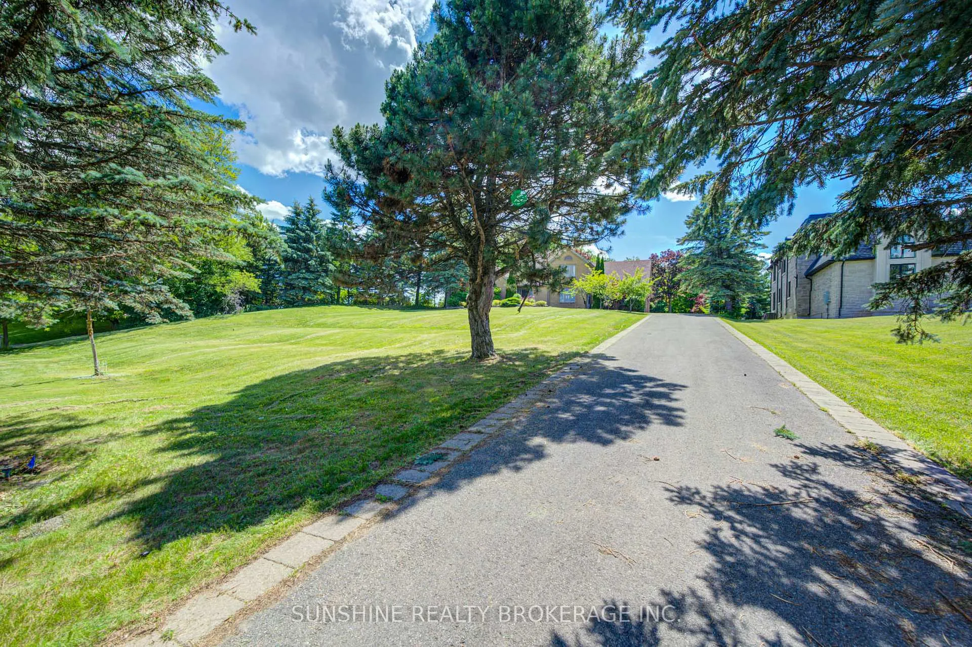 Front of 807 Woodland Acres Crescent