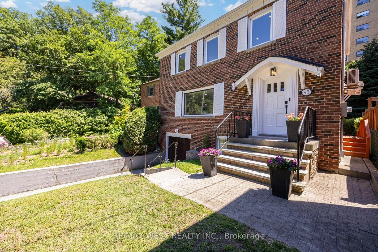 Photo 2 of 95 Glen Davis Crescent, Toronto, East End-Danforth — HOMEH