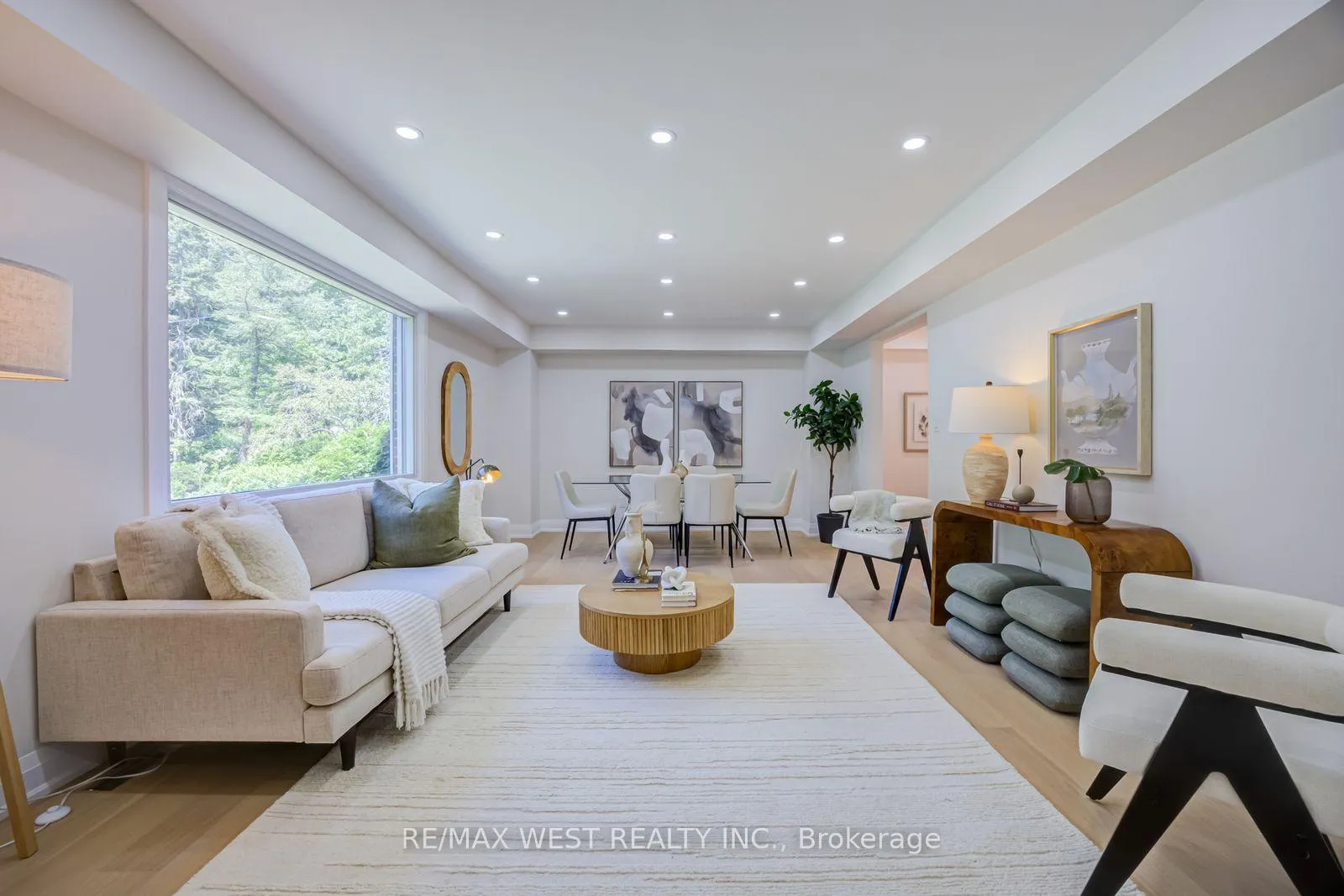 Photo 3 of 95 Glen Davis Crescent, Toronto, East End-Danforth — HOMEH