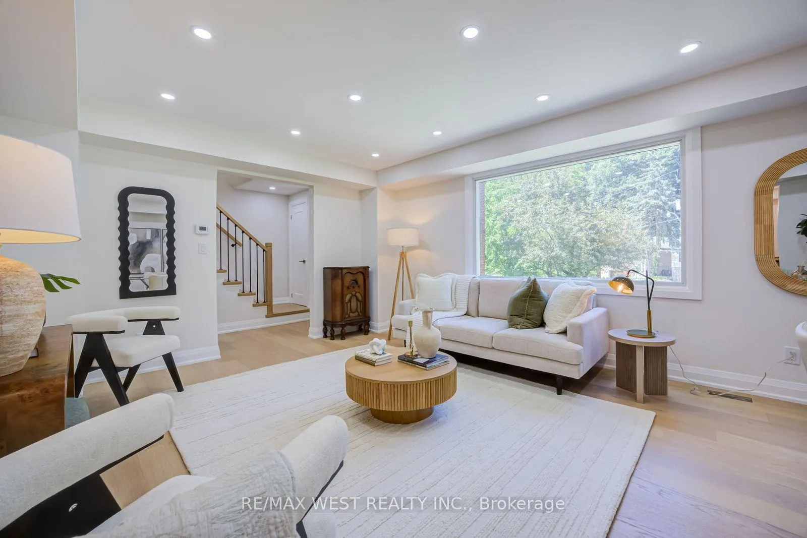 Photo 7 of 95 Glen Davis Crescent, Toronto, East End-Danforth — HOMEH