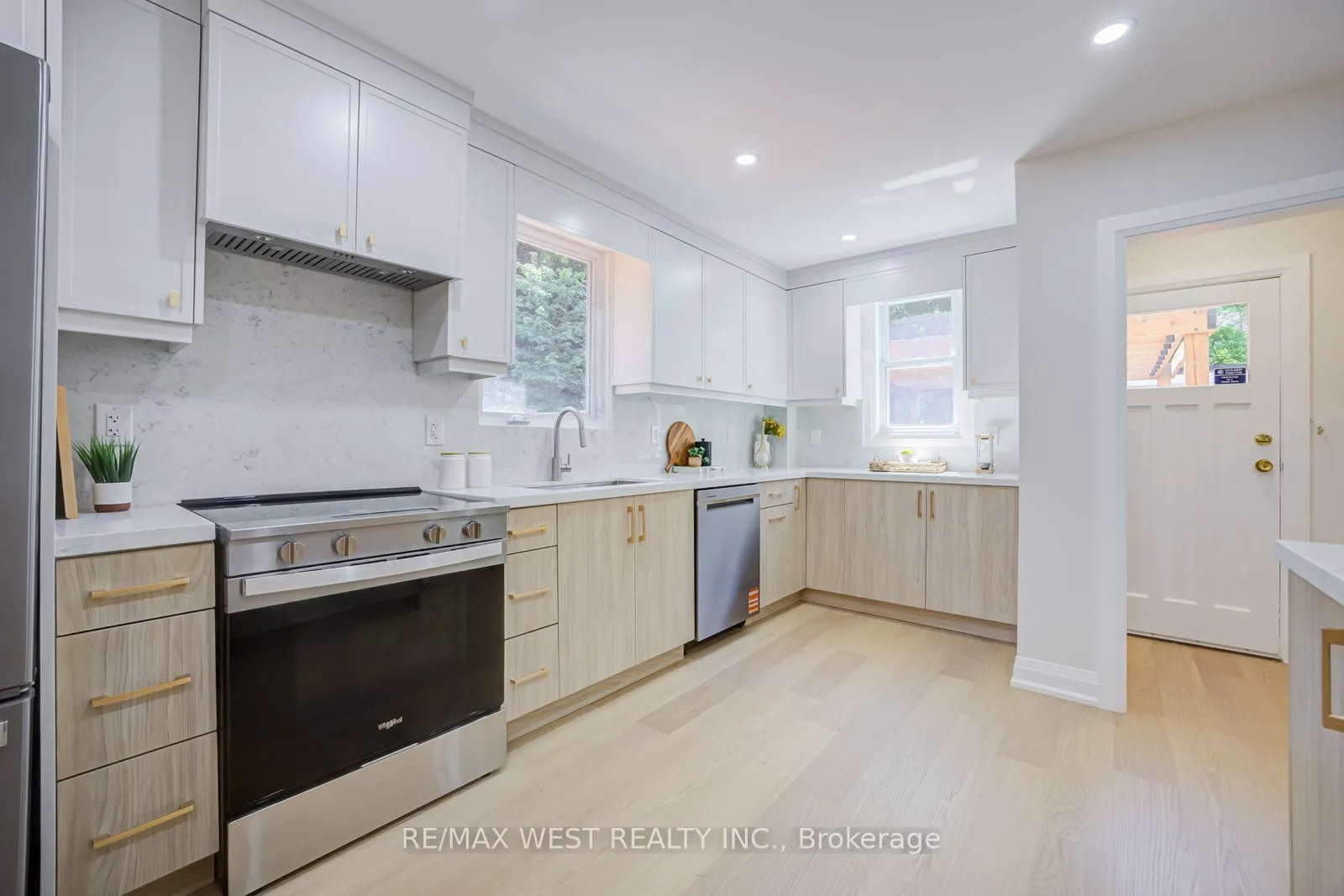 Photo 16 of 95 Glen Davis Crescent, Toronto, East End-Danforth — HOMEH
