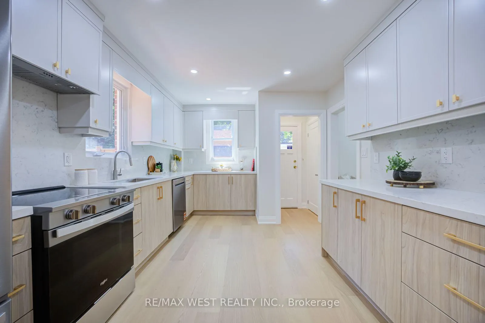 Photo 19 of 95 Glen Davis Crescent, Toronto, East End-Danforth — HOMEH