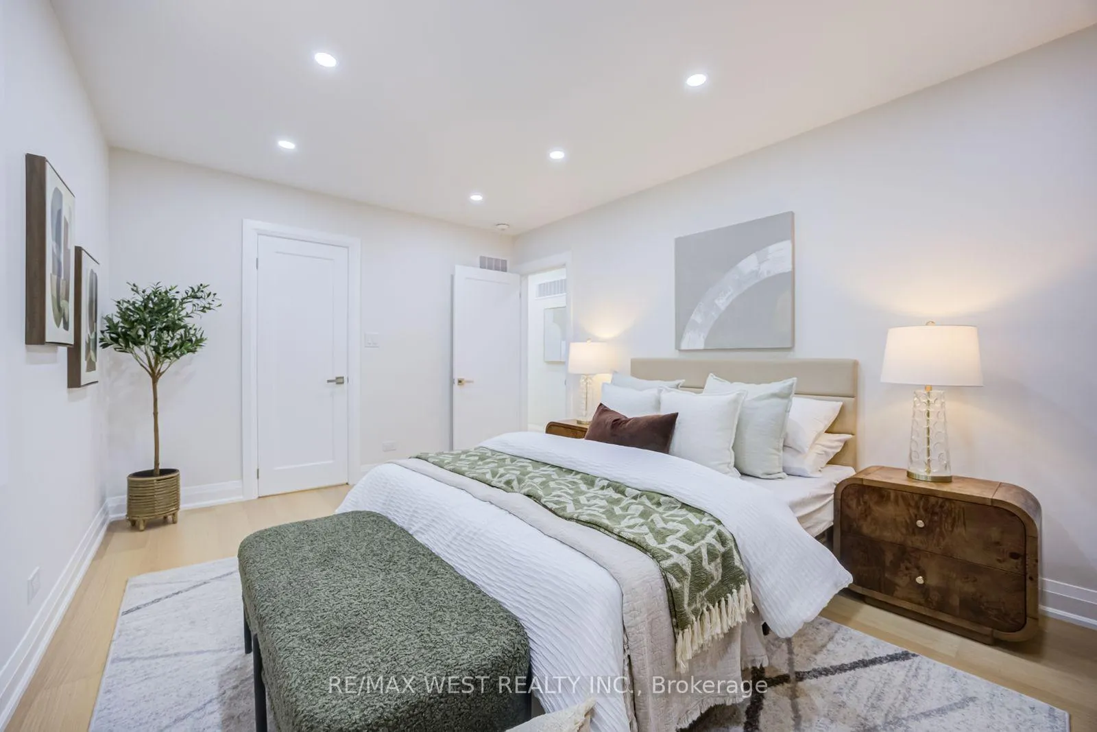 Photo 27 of 95 Glen Davis Crescent, Toronto, East End-Danforth — HOMEH