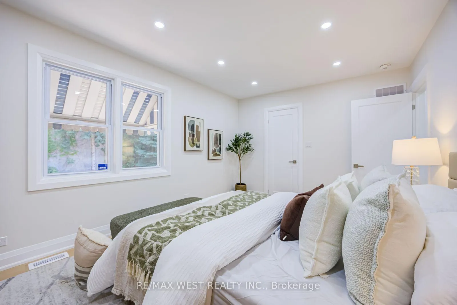 Photo 28 of 95 Glen Davis Crescent, Toronto, East End-Danforth — HOMEH