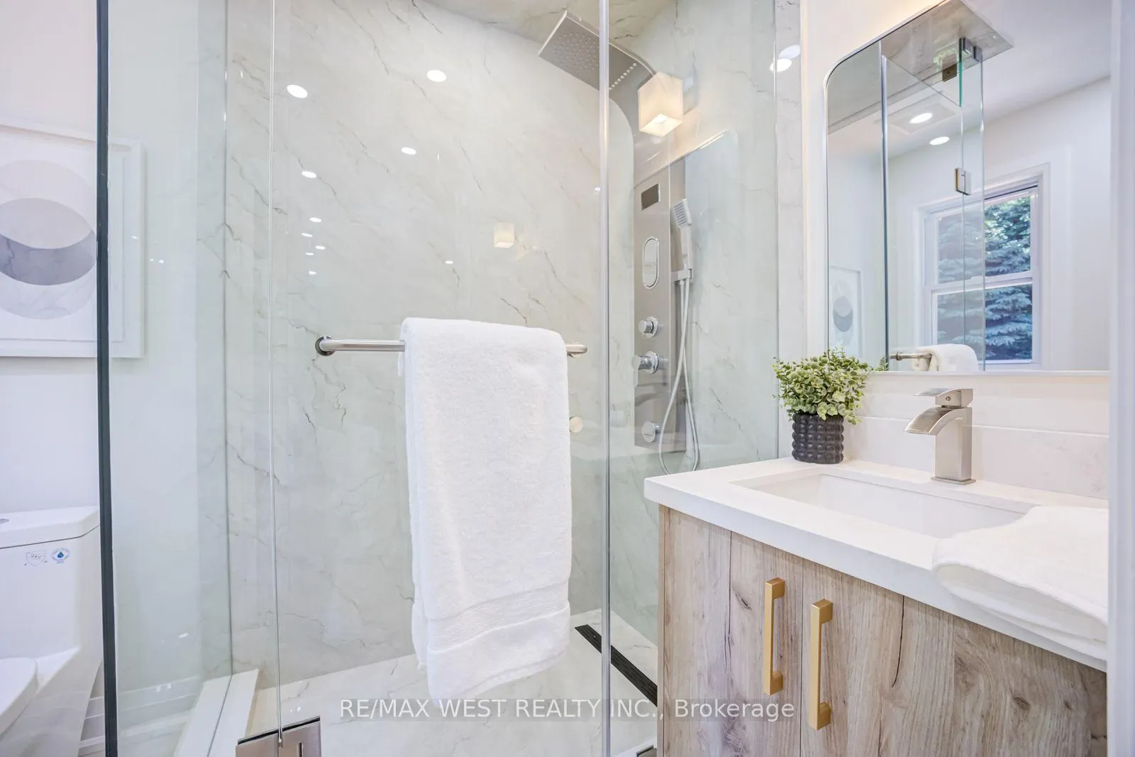 Photo 29 of 95 Glen Davis Crescent, Toronto, East End-Danforth — HOMEH
