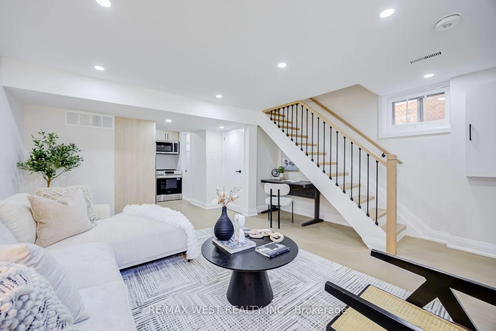Photo 36 of 95 Glen Davis Crescent, Toronto, East End-Danforth — HOMEH
