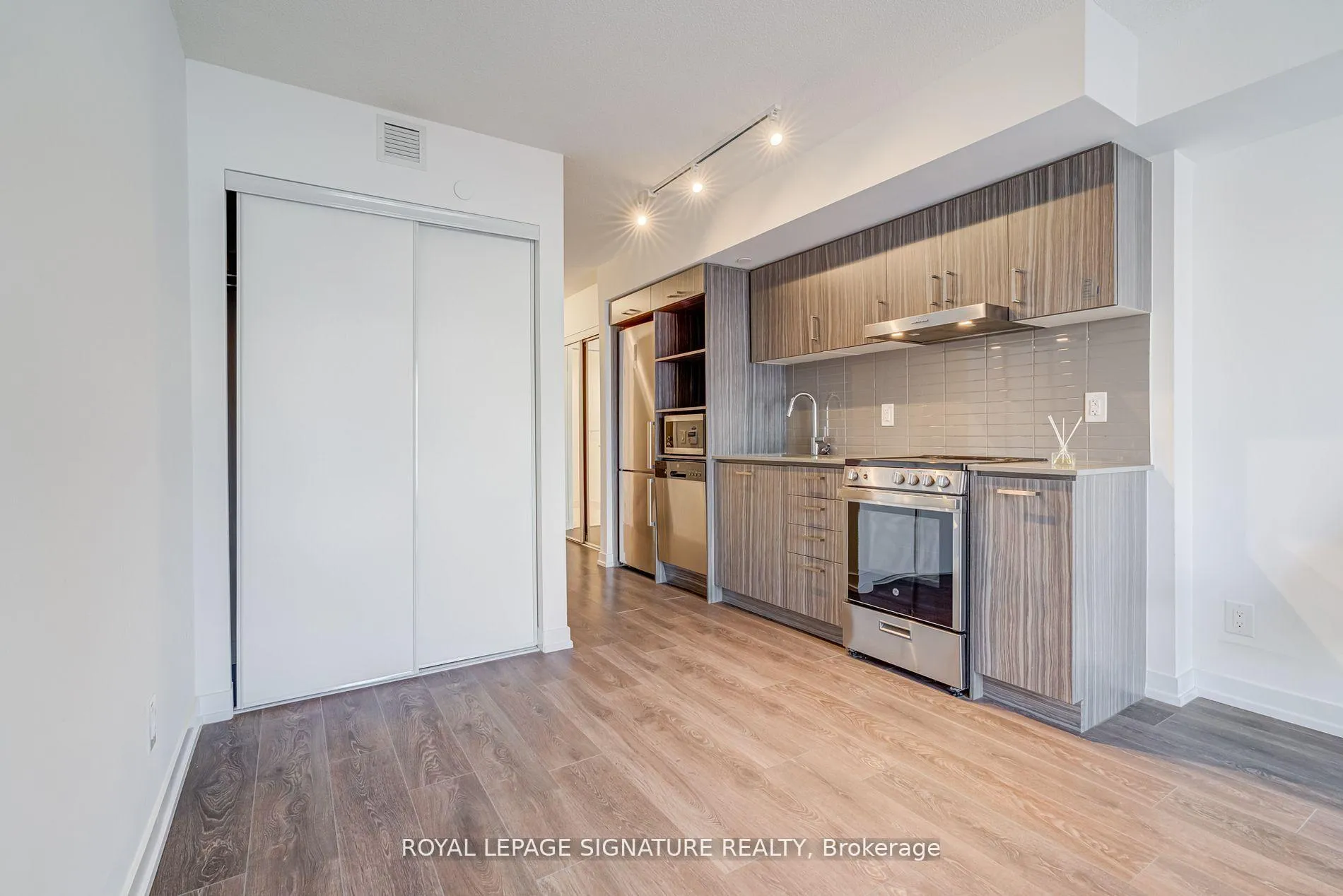 Photo 8 of Unit 810, 219 Dundas Street E, Toronto, Moss Park — HOMEH