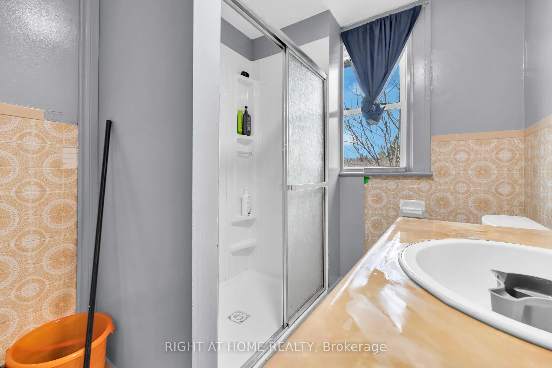 Photo 13 of 321 Rankin Avenue, Windsor, Windsor University District — HOMEH