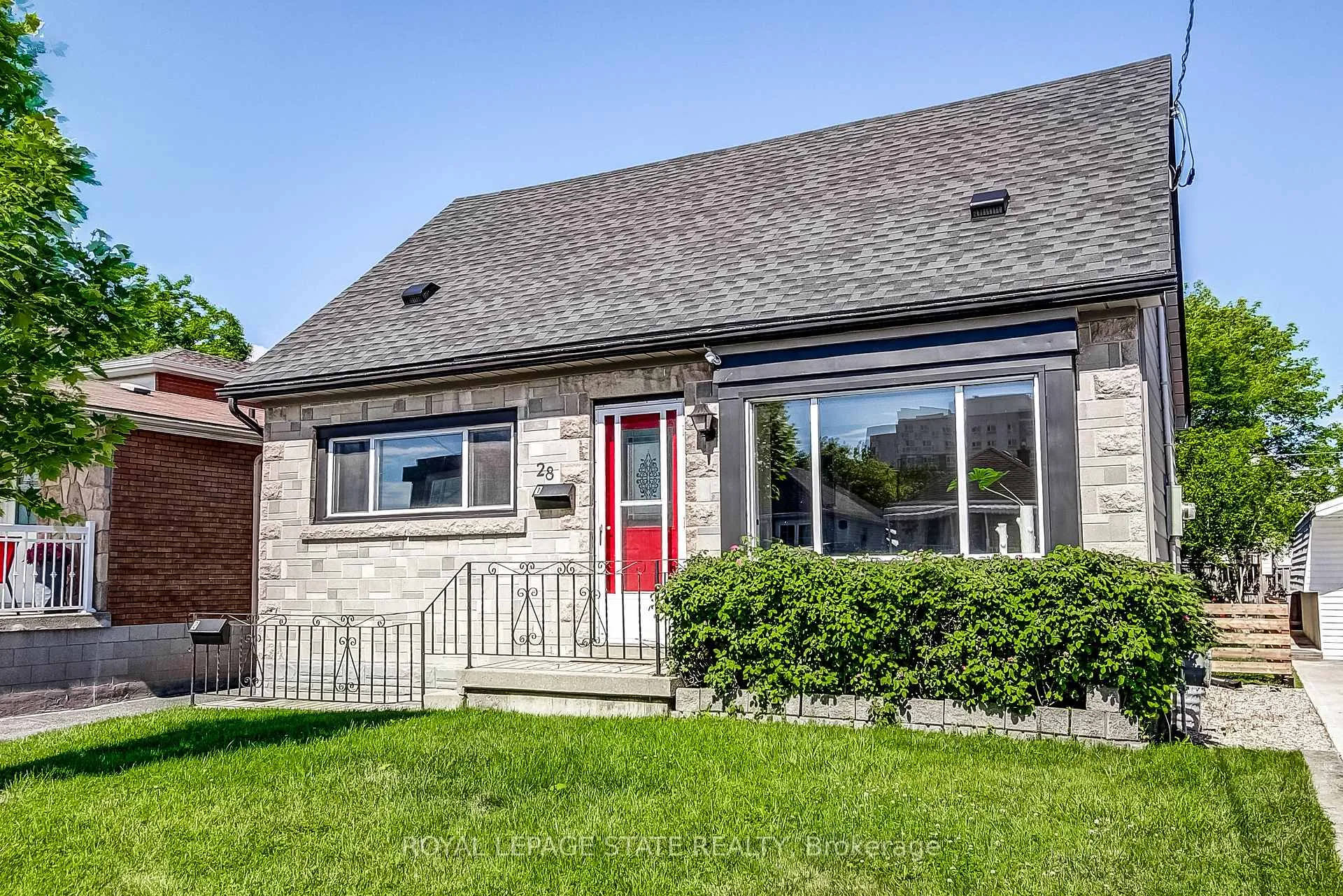 Photo 2 of 28 Delena Avenue S, Hamilton, McQuesten — HOMEH