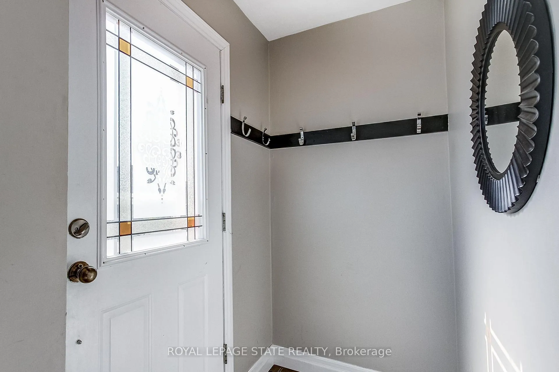 Photo 4 of 28 Delena Avenue S, Hamilton, McQuesten — HOMEH