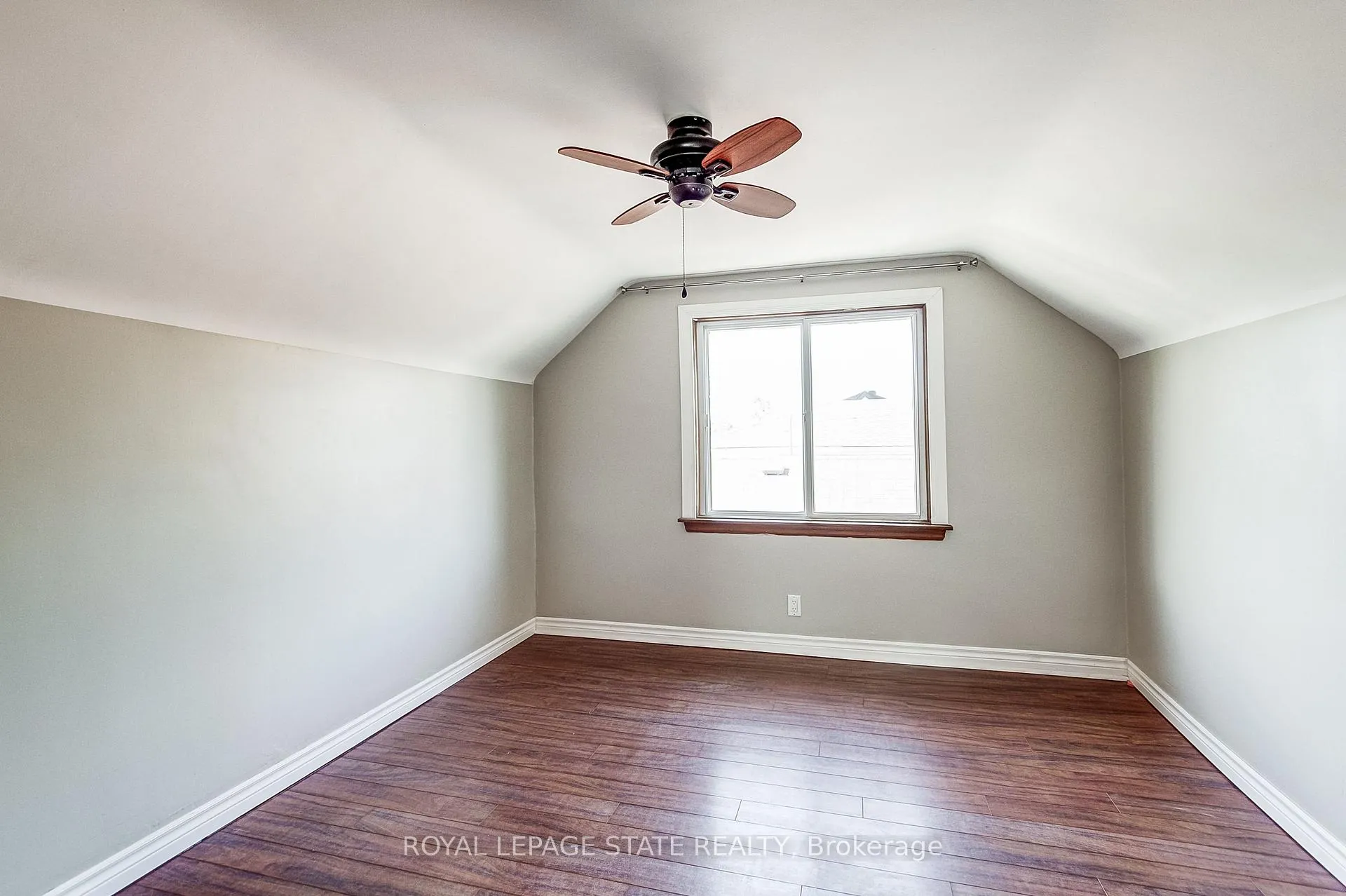 Photo 16 of 28 Delena Avenue S, Hamilton, McQuesten — HOMEH