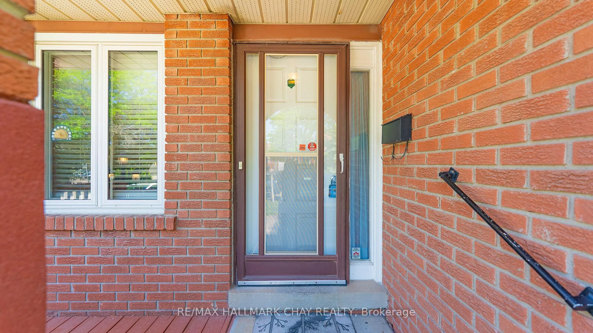 Photo 2 of 22 Rowe Court, Brampton, Brampton West — HOMEH