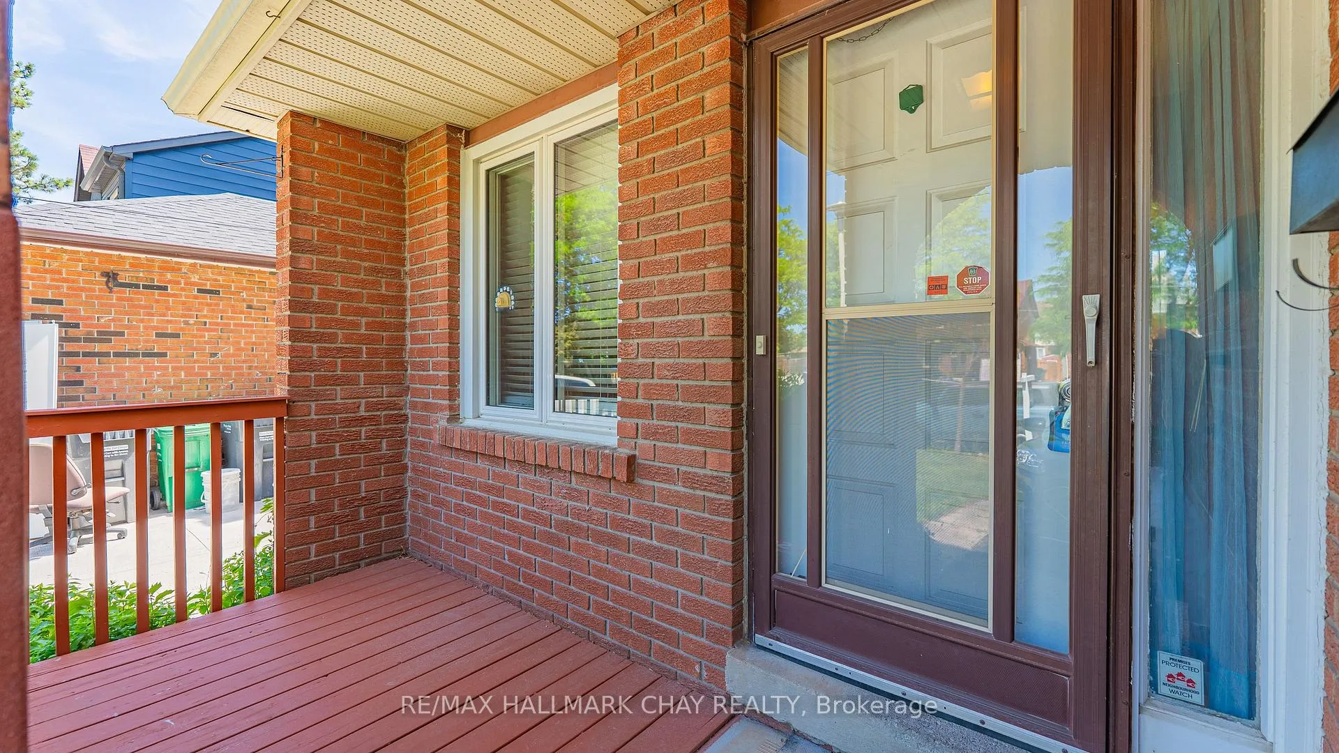 Photo 3 of 22 Rowe Court, Brampton, Brampton West — HOMEH