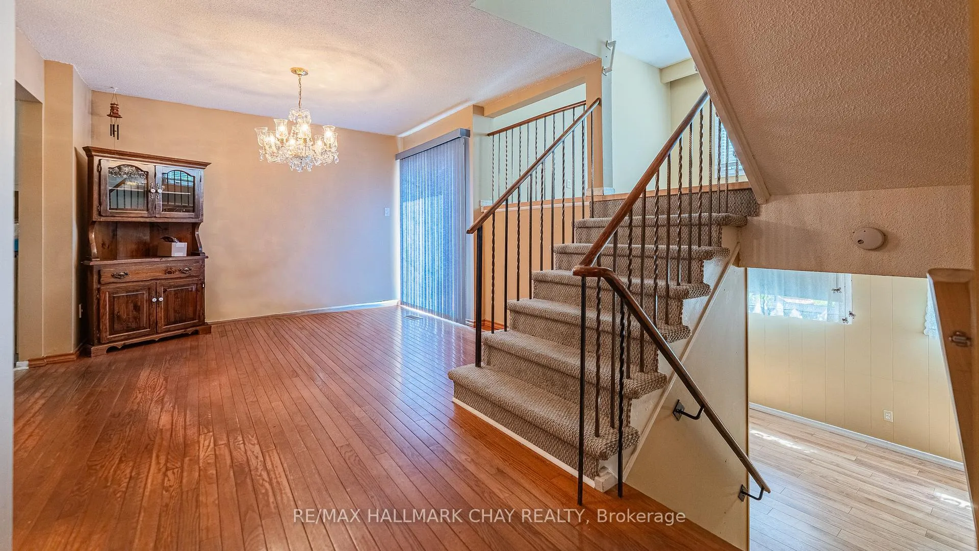 Photo 5 of 22 Rowe Court, Brampton, Brampton West — HOMEH