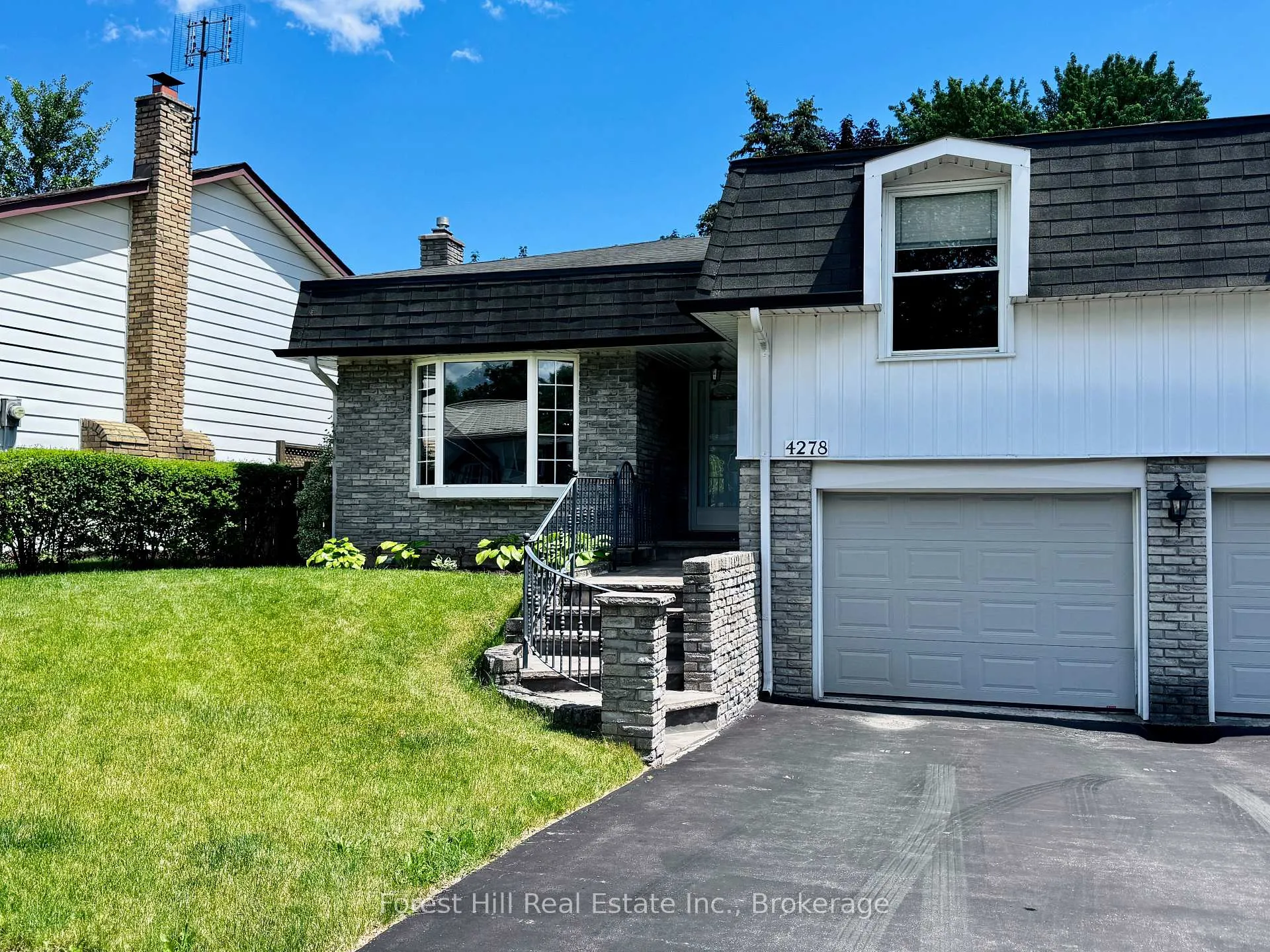 Photo 2 of 4278 Longmoor Drive, Burlington, Shoreacres — HOMEH