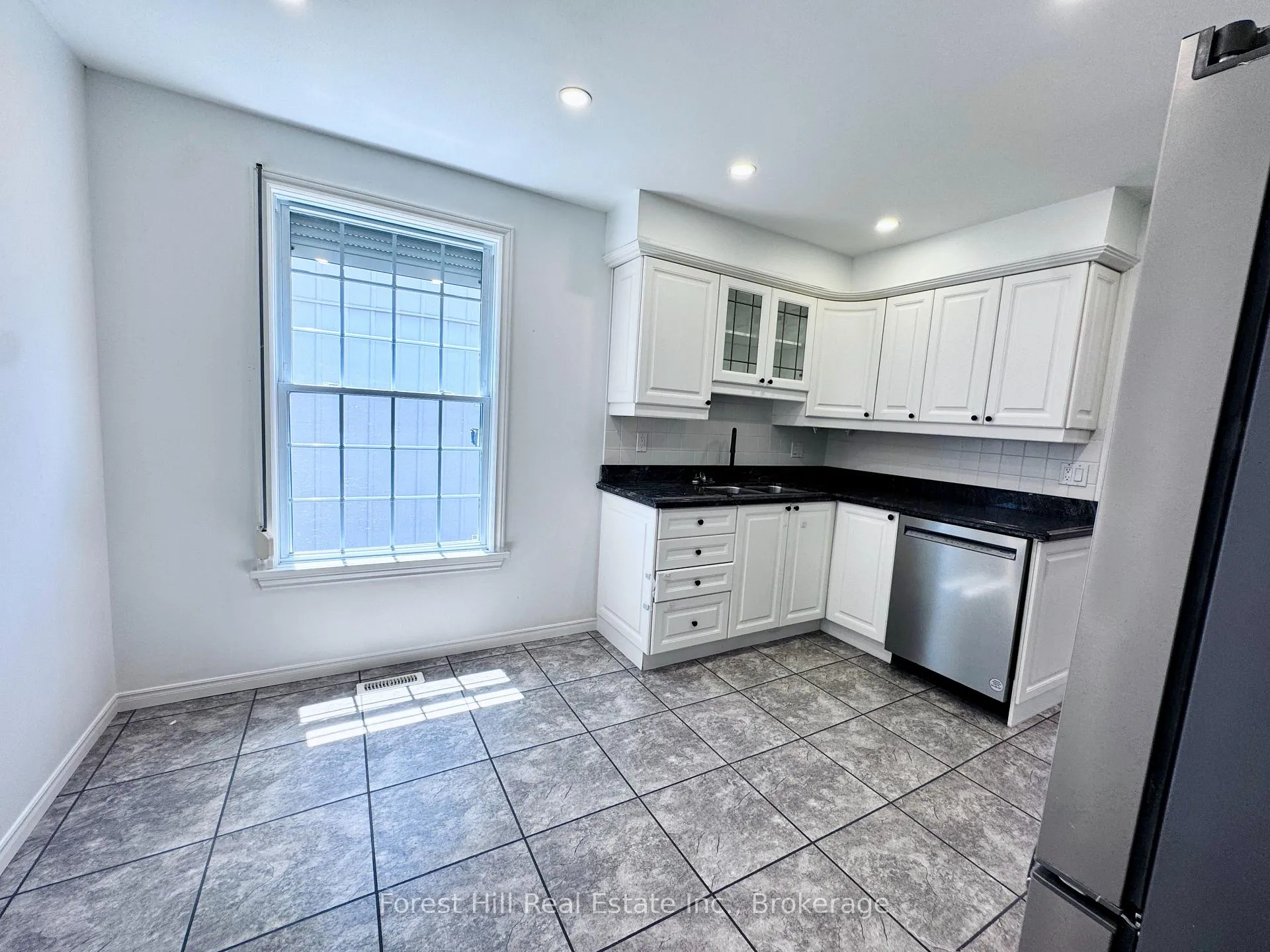Photo 8 of 4278 Longmoor Drive, Burlington, Shoreacres — HOMEH