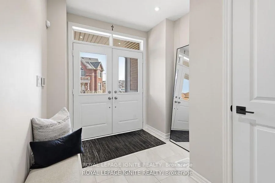 Photo 4 of 255 Moody Drive, Vaughan, Kleinburg — HOMEH
