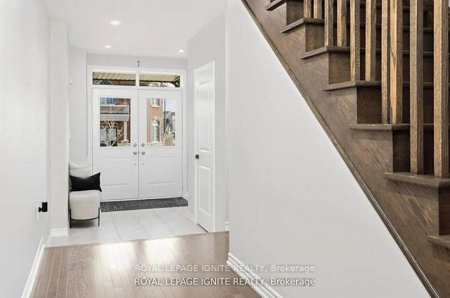 Photo 5 of 255 Moody Drive, Vaughan, Kleinburg — HOMEH