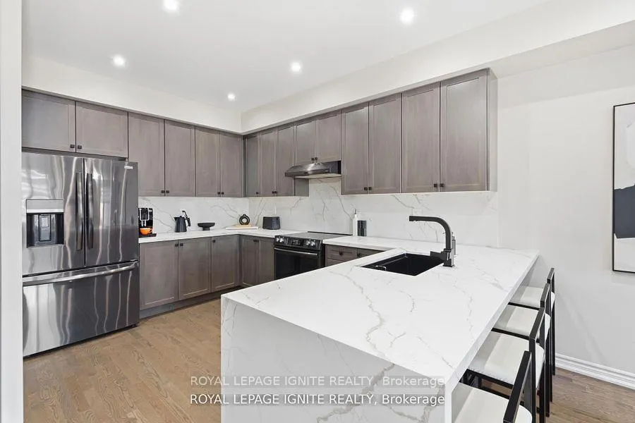 Photo 11 of 255 Moody Drive, Vaughan, Kleinburg — HOMEH