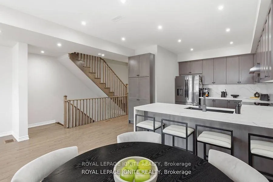 Photo 12 of 255 Moody Drive, Vaughan, Kleinburg — HOMEH