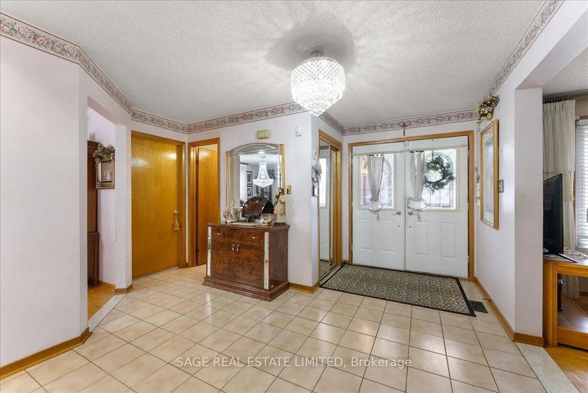 Photo 4 of 116 Butterfield Crescent, Vaughan, Maple — HOMEH