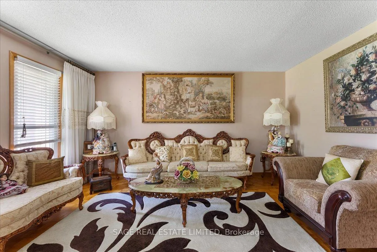 Photo 5 of 116 Butterfield Crescent, Vaughan, Maple — HOMEH