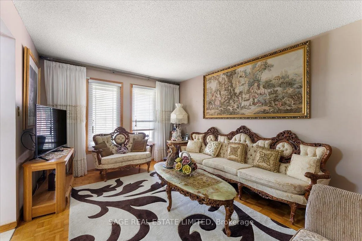Photo 6 of 116 Butterfield Crescent, Vaughan, Maple — HOMEH