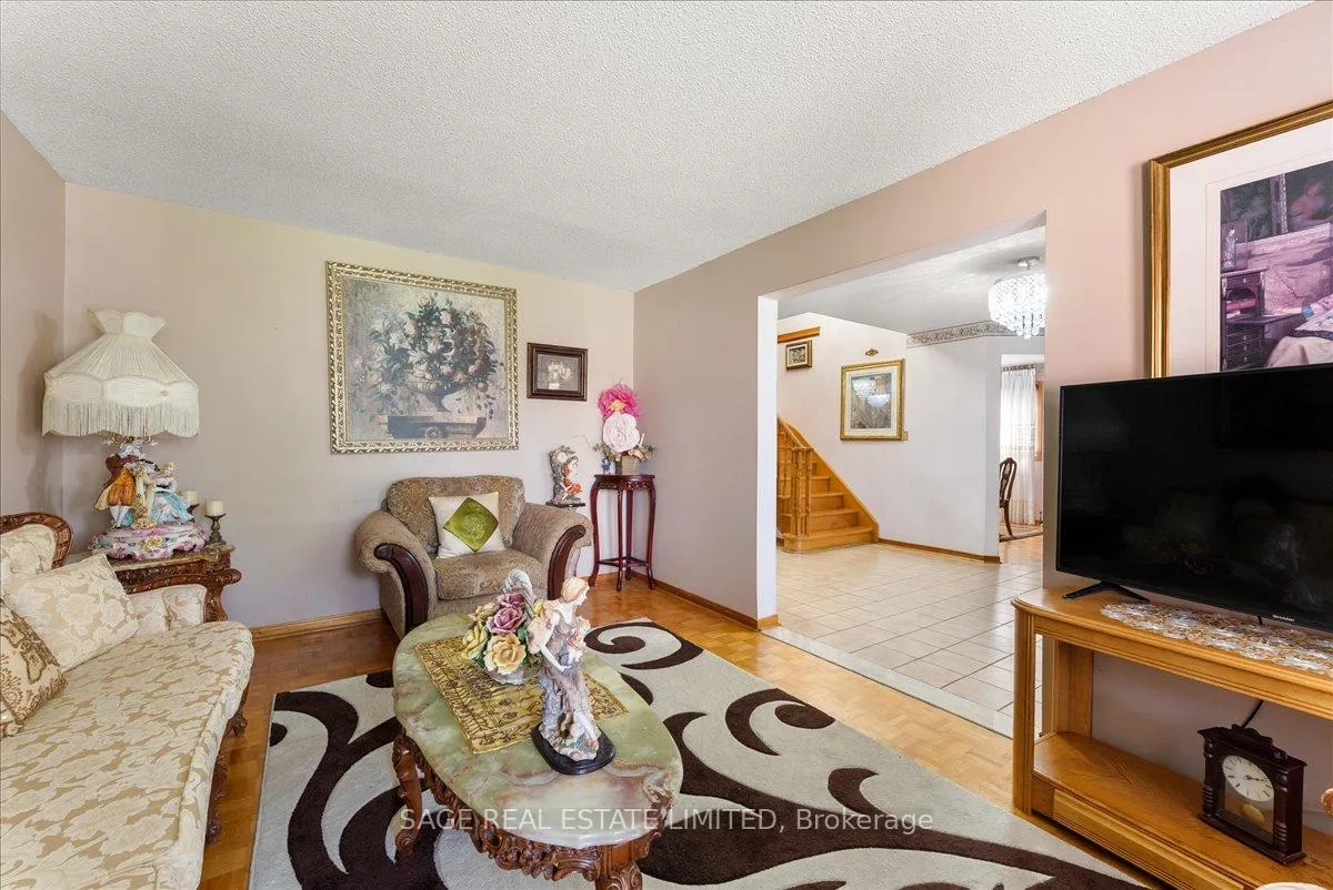 Photo 7 of 116 Butterfield Crescent, Vaughan, Maple — HOMEH