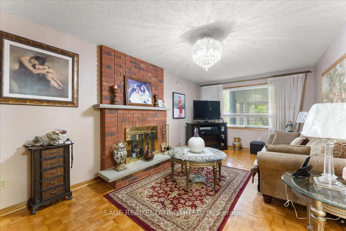 Photo 8 of 116 Butterfield Crescent, Vaughan, Maple — HOMEH