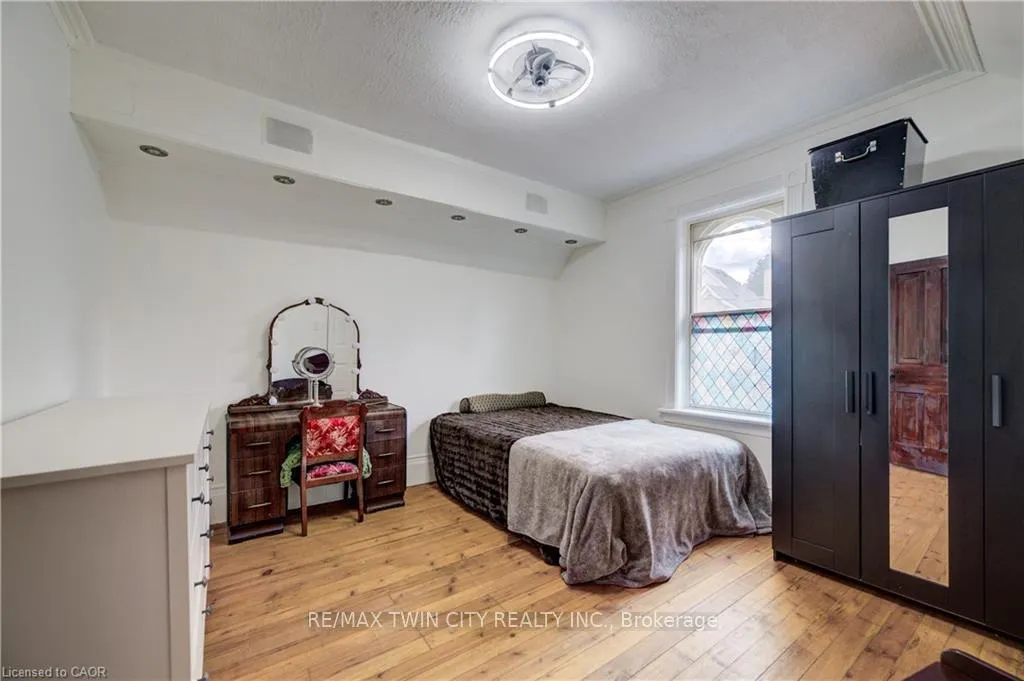 Photo 23 of 51 Irvin Street, Kitchener — HOMEH