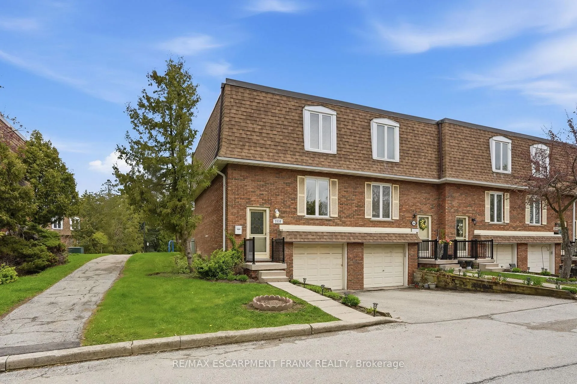 Photo 2 of 1538 Westminster Place, Burlington, Mountainside — HOMEH