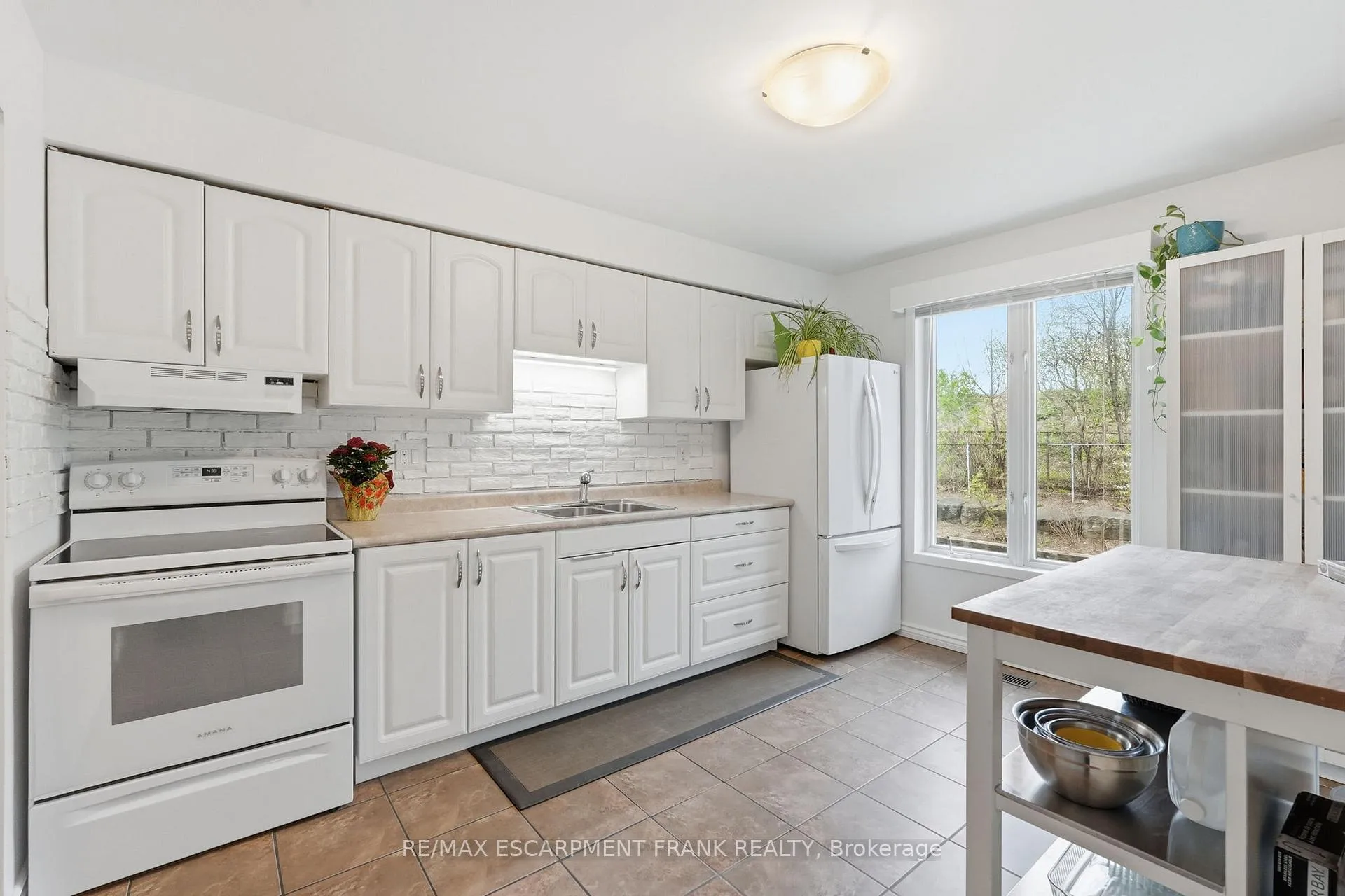 Photo 9 of 1538 Westminster Place, Burlington, Mountainside — HOMEH