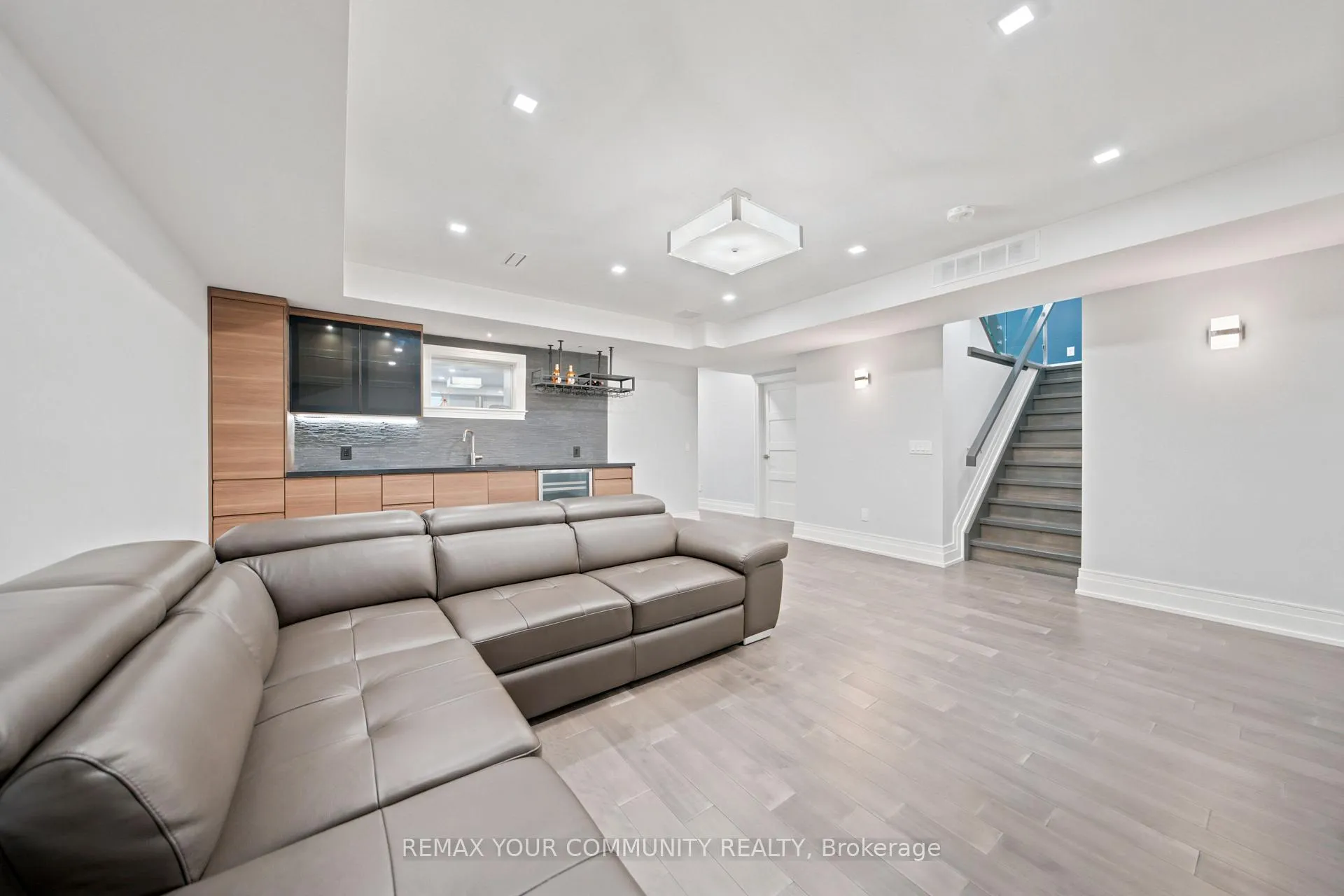 Photo 37 of 59 Cynthia Road, Toronto, Rockcliffe-Smythe — HOMEH
