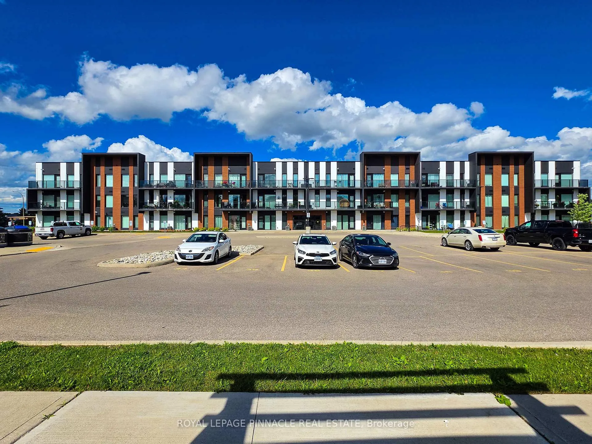 Photo 2 of Unit 101, 5 Wake Robin Drive, Kitchener, Larentian West — HOMEH